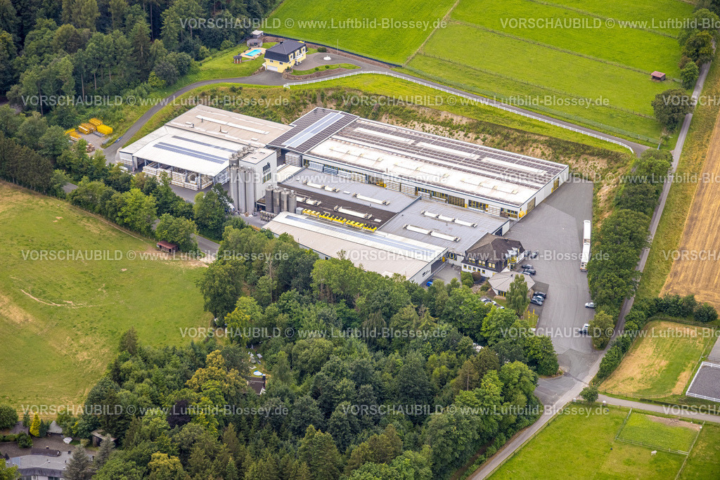 Warstein240713082WarsteinerBrauerei | Luftbild, Menke Kunststoffe GmbH Werksgelände im Waldgebiet, Mescheder Schling, Warstein, Sauerland, Nordrhein-Westfalen, Deutschland