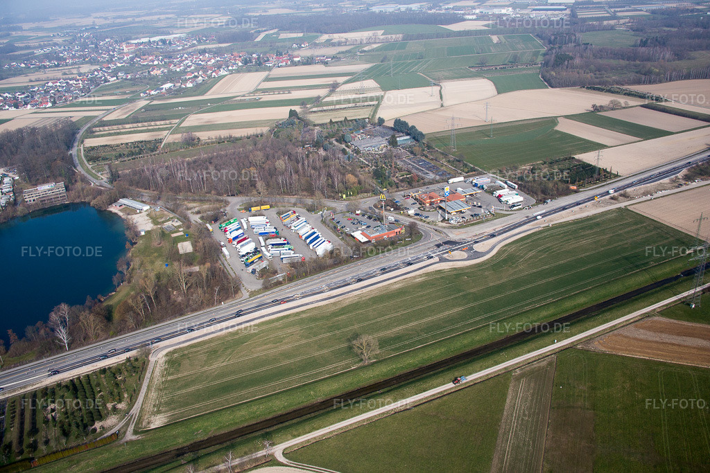 Luftbild: Autohof am Achernsee im Ortsteil Fautenbach in Achern im Bundesland Baden-Württemberg in Deutschland. Foto: IMG_086589.jpg vom 19.03.2016 durch Werner Riehm/FLY-FOTO.de