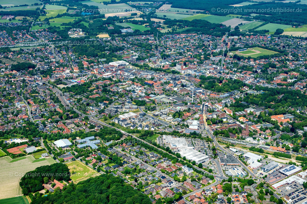 Cloppenburg_ELS_5024050623 | CLOPPENBURG 05.06.2023 Stadtzentrum im Innenstadtbereich in Cloppenburg im Bundesland Niedersachsen. Im Hintergrund die Baustelle des Neubauprojekts - Wohnpark "An des Piske". // The city center in the downtown area in Cloppenburg in the state Lower Saxony. Foto: Martin Elsen