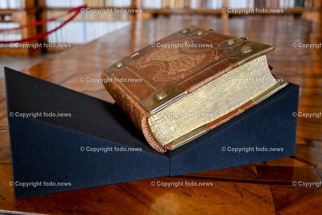 Stift St. Florian_ 08.08.023-16 | 08.08.2023, St. Florian, AUT, Augustiner Chorherrenstift St. Florian, im Bild  Stiftsbibliothek St. Florian, Missale (Messbuch) um 1320 n.Chr.