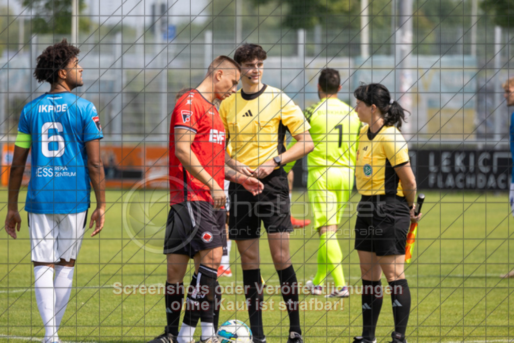 20250816_140122_0113 | #,1.Göppinger SV (rot) vs. FSV 08 Bietigheim-Bissingen (blau), Fußball, Oberliga BW, wfv, 03. Spieltag, Saison 2025/2026, Rasensportplatz Stadion SV Göppingen, Hohenstaufenstr. 116, 73033 Göppingen, 16.08.2025 - 14:00 Uhr,Foto: PhotoPeet-Sportfotografie/Peter Harich