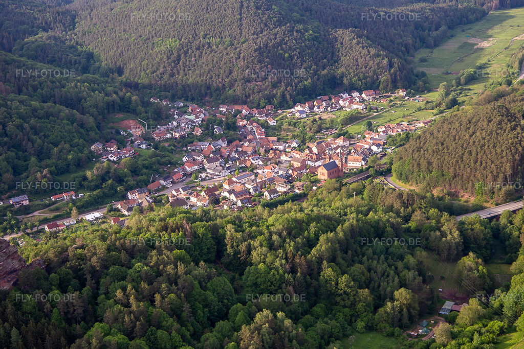 Luftbild: Ortsansicht von Süden in Wilgartswiesen im Bundesland Rheinland-Pfalz in Deutschland. Foto: IMG_140726.jpg vom 20.05.2024 durch Werner Riehm/FLY-FOTO.de