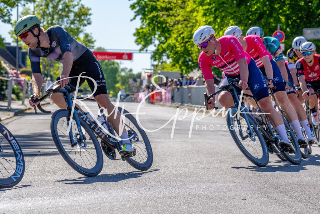 Spurt in den Mai 2026 - Großer Preis der Sparkasse Neuss | Annual one-day road cycling race "Großer Preis der Sparkasse Neuss" held in Büttgen, Germany, organized by VfR Büttgen 1912 e.V. The event features multiple races across all age categories from U11 youth to Elite men. - Realisiert mit Pictrs.com