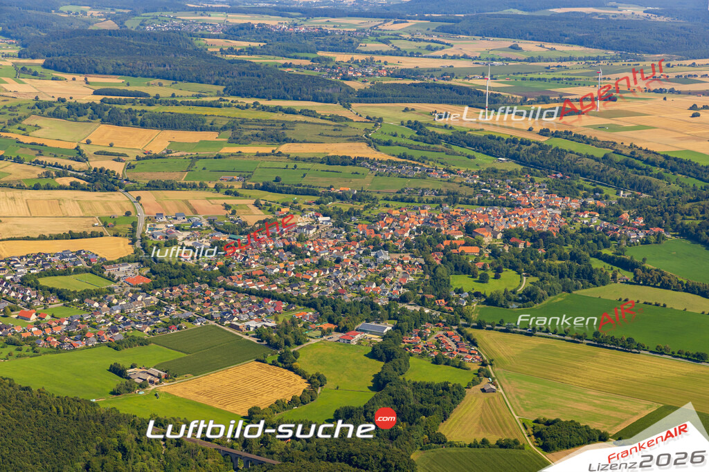 Stadt Willebadessen von Oben- Die Luftaufnahme wurde 2025 vom UL-Flugzeug heraus erstellt ( keine Drohnenaufnahme ) - Hochauflösende Luftaufnahme - für Wandbilder und großformatige Ausdrucke geeignet. Das besondere Geschenk!Hier alle&nbsp;Infos zur Lizenzierung der LuftaufnahmeWir fliegen auch dieses Jahr wieder in Ihre Region um Luftbilder zu erstellen.- Luftbild anfragen