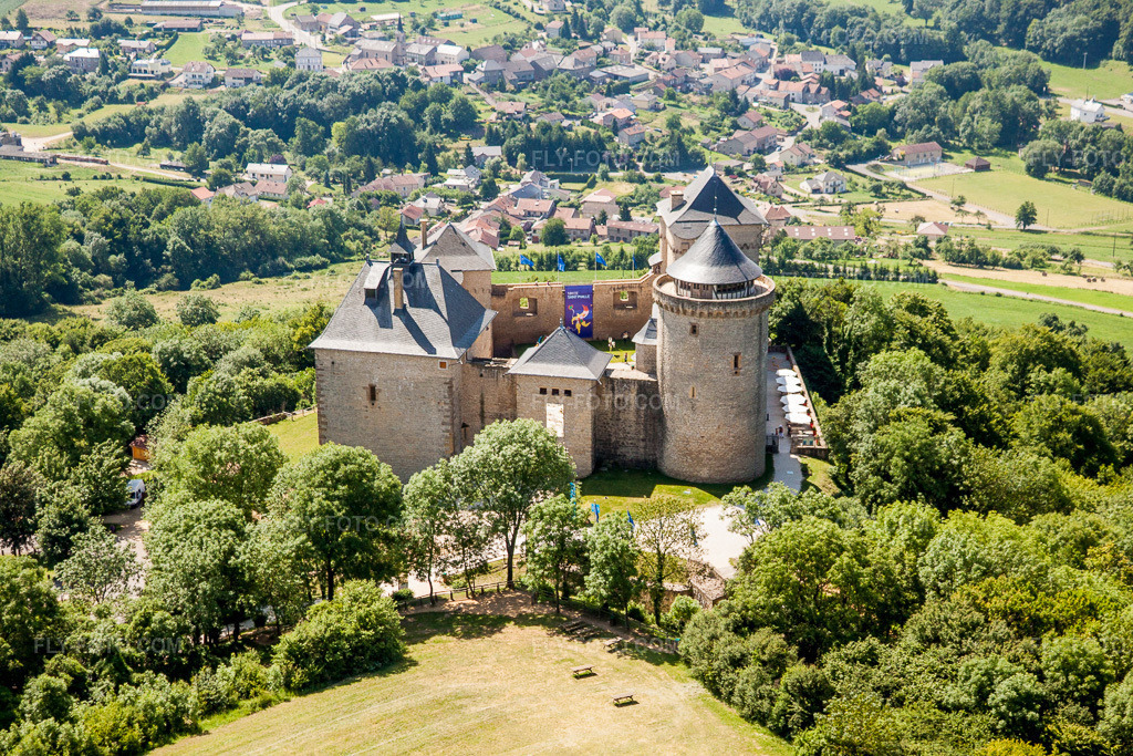 Aerial view: Malbrouck Castle complex in Manderen in the state Moselle, France. – Photo: IMG_29637.jpg taken on 06/27/2010 by Werner Riehm/FLY-FOTO.com – Resolution of the original: 4752 x 3168 px