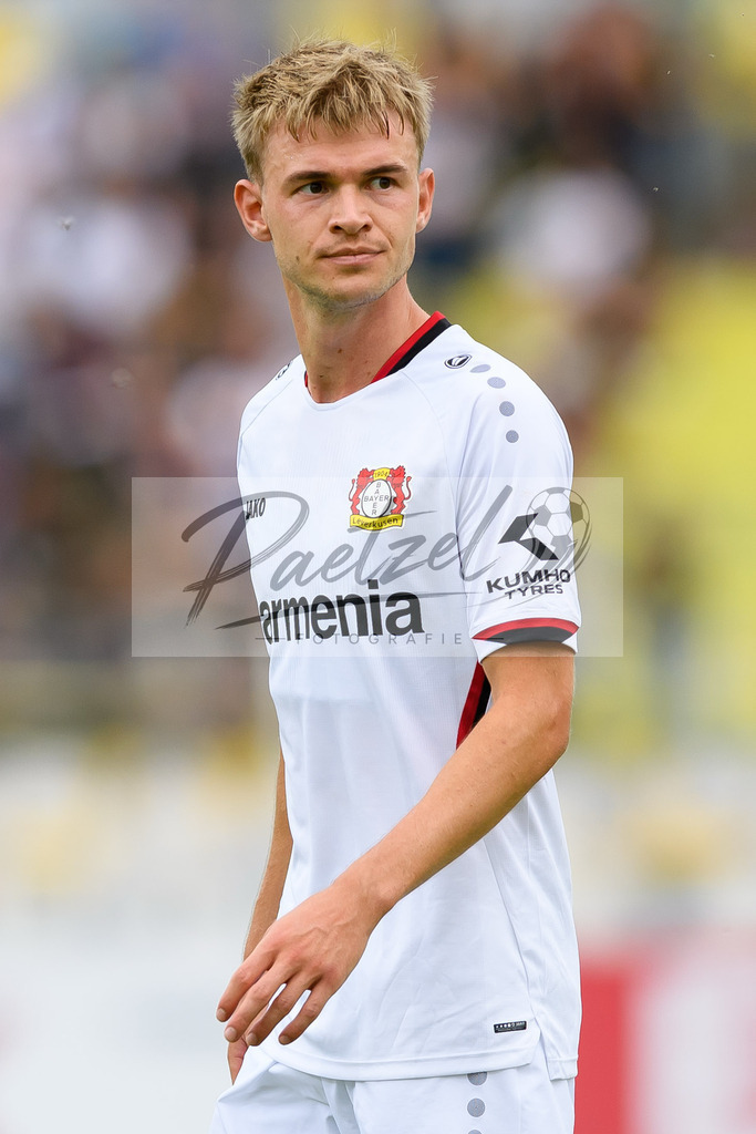 LLELEV20210807_148 | Fussball, Herren: Daley Sinkgraven (Bayer 04 Leverkusen) schaut beim Spiel der 1. Runde im DFB-Pokal zwischen 1. FC Lokomotive Leipzig und Bayer 04 Leverkusen im Bruno-Plache-Stadion am 07.08.2021 in Leipzig, Deutschland.DFB / DFL REGULATIONS PROHIBIT ANY USE OF PHOTOGRAPHS AS IMAGE SEQUENCES AND/OR QUASI-VIDEO. - Realisiert mit Pictrs.com