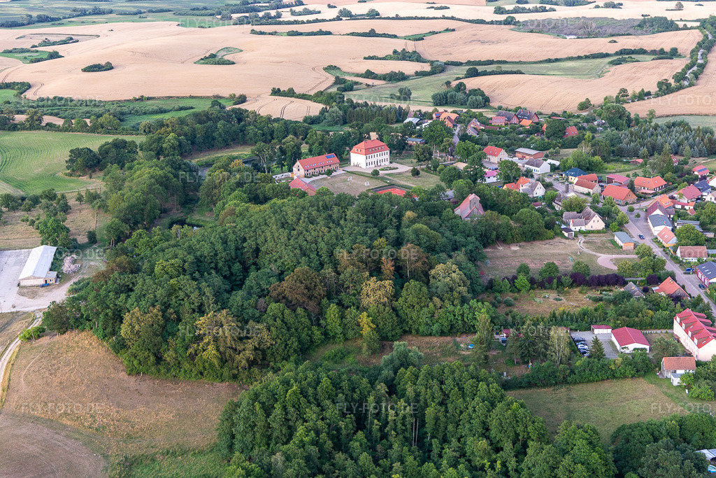 Luftbild: Dorfansicht aus Westen mit Gutshof Fredenwalde im Ortsteil Groß Fredenwalde in Gerswalde im Bundesland Brandenburg in Deutschland. Foto: IMG_116332.jpg vom 17.07.2019 durch Werner Riehm/FLY-FOTO.deKontakt - Gutshof Fredenwalde