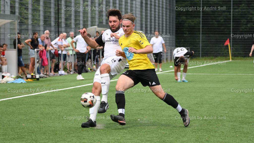 TSV Kronshagen vs TSV Altenholz | 03.08.24, Fußball-Landesliga Schleswig Männer 2024/2025, TSV Kronshagen (weiss) vs. TSV Altenholz (gelb), Lukas Nickel (TSVK #14) / Jonas Schäfer (TSVA #9) - Realisiert mit Pictrs.com
