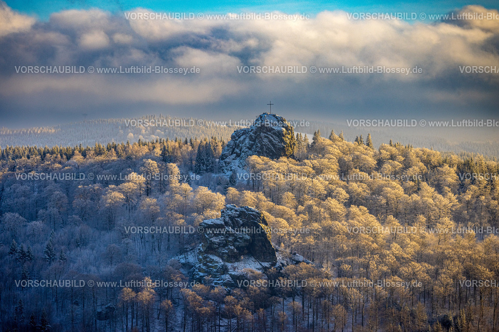 Olsberg231200768BruchhauserSteine | Luftbild, Bruchhauser Steine mit dem Feldstein und Gipfelkreuz, Sehenswürdigkeit in Winterlandschaft, Wolken und blauer Himmel, Bruchhausen, Olsberg, Sauerland, Nordrhein-Westfalen, Deutschland