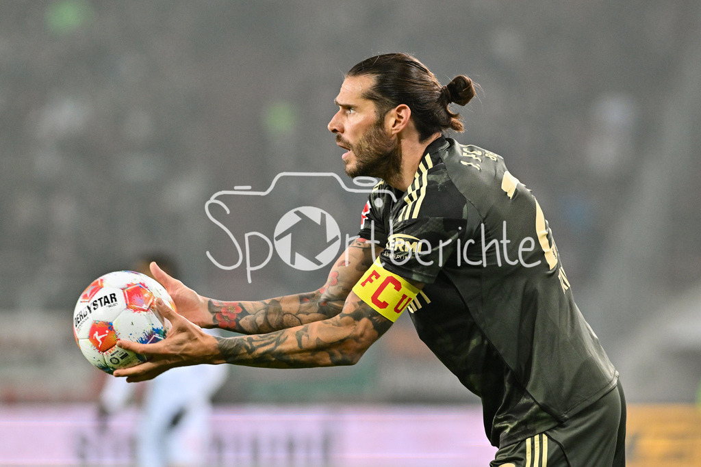 FC Augsburg - 1. FC Union Berlin | AUGSBURG, GERMANY - 15. JANUARY: am Ball  Christopher TRIMMEL (1. FC Union Berlin 28) / Einzelfoto / Freisteller während dem Bundesligamatch zwischen dem FC Augsburg und dem 1. FC Union Berlin am 17. Spieltag in der WWK-Arena / DFL REGULATIONS PROHIBIT ANY USE OF PHOTOGRAPHS AS IMAGE SEQUENCES AND/OR QUASI-VIDEO