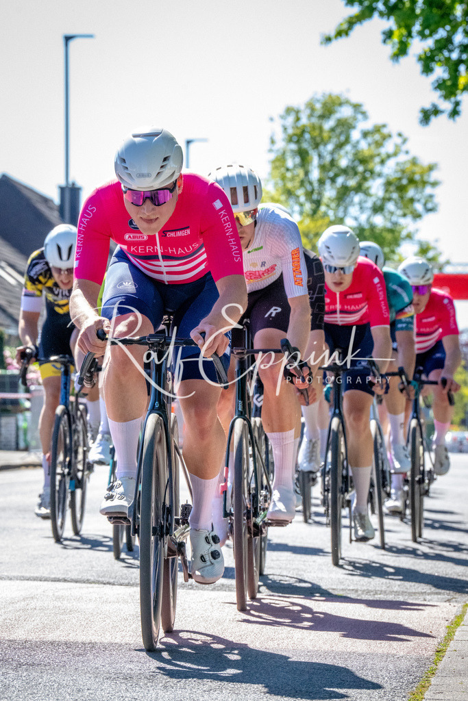 Spurt in den Mai 2026 - Großer Preis der Sparkasse Neuss | Annual one-day road cycling race "Großer Preis der Sparkasse Neuss" held in Büttgen, Germany, organized by VfR Büttgen 1912 e.V. The event features multiple races across all age categories from U11 youth to Elite men. - Realisiert mit Pictrs.com