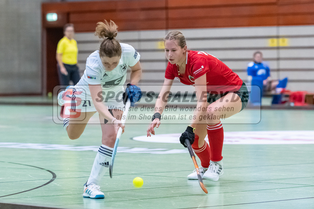 HK_20221126_101765 | 1. Bundesliga ( Halle ) Damen Crefelder HTC - Düsseldorfer HC am 27.11.2022 Crefelder HTC, Krefeld , Maike Schaunig ( Düsseldorfer HC #21 ) , Michler Nele ( Crefelder HTC #77 )