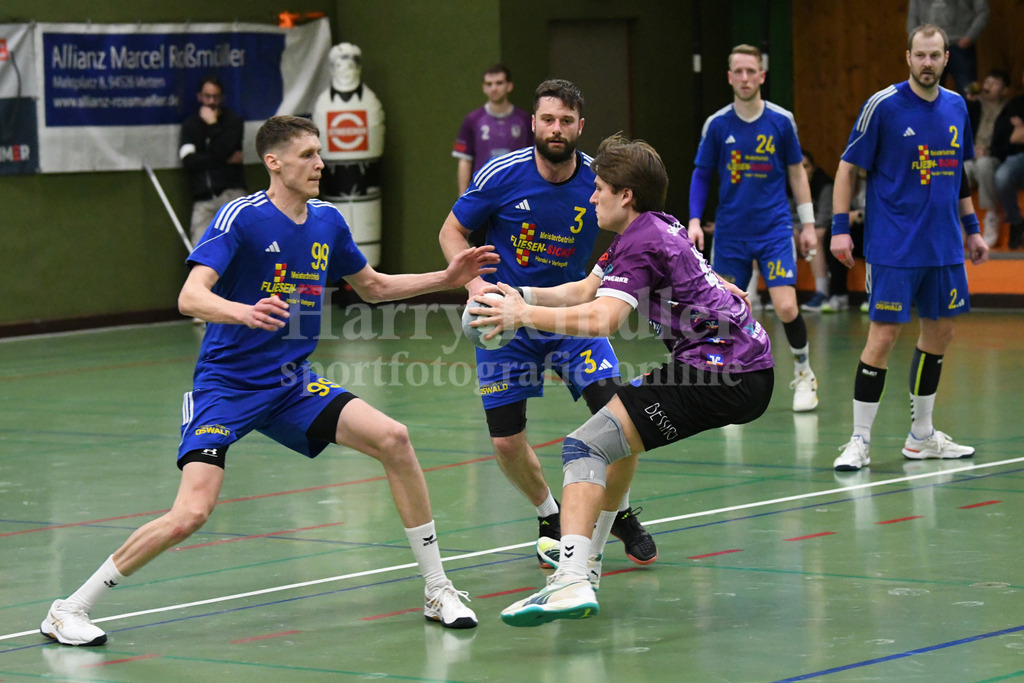 SSG Metten 2025/26 | SSG Metten: die Abwehr steht! v.l. Patrick Sigl (SSG Metten); Jan Matousik (SSG Metten); Karel Kveton (SSG Metten) im Hintergrund Matthies Elgeti (SSG Metten)   - Realisiert mit Pictrs.com