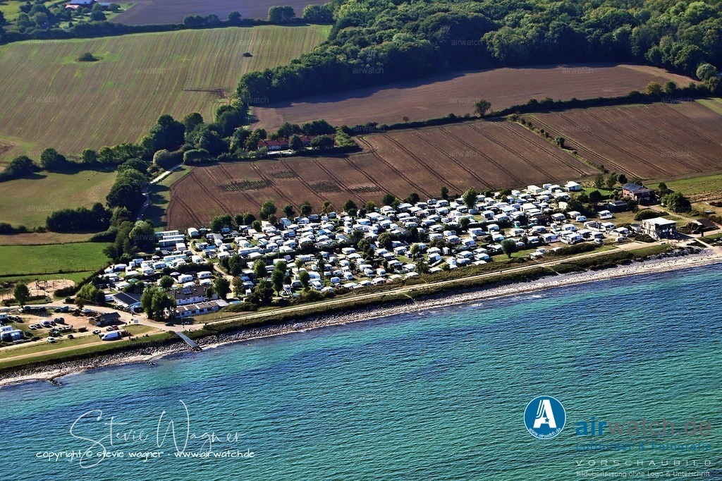 Luftbilder Campingplatz Hasselberg - eingebettet zwischen dem Naturschutzgebiet Oehe-Schleimünde | Der Campingplatz befindet sich in Hasselberg (Drecht 7, 24376), eingebettet zwischen dem Naturschutzgebiet Oehe-Schleimünde, der Schlei und der offenen Ostsee. Die ruhige Lage hinter dem Deich sorgt für Schutz vor Wind und viel Privatsphäre. In der Nähe liegen attraktive Ausflugsziele wie Kappeln mit Yachthafen und Klappbrücke oder der Fischerort Maasholm, wo man frische Krabbenbrötchen genießen kann.