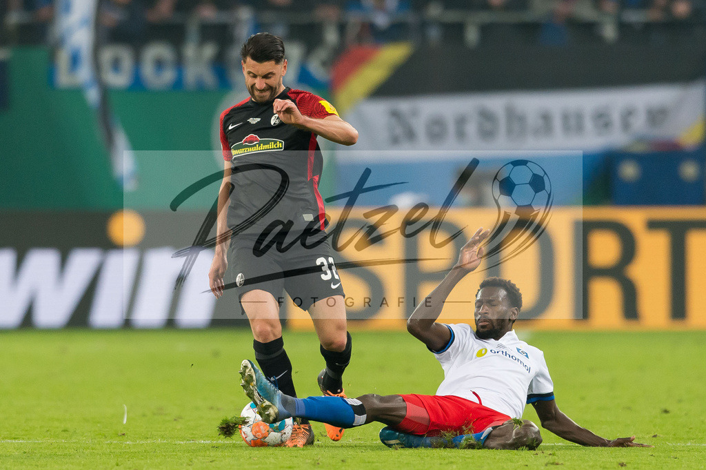 HSVSCF20220419_126 | Fussball, Herren: Vincenzo Grifo (SC Freiburg) und Bakery Jatta (Hamburger SV) im Zweikampf beim DFB-Pokal-Halbfinalspiel zwischen Hamburger SV und SC Freiburg im Volksparkstadion am 19.04.2022 in Hamburg, Deutschland.DFB / DFL REGULATIONS PROHIBIT ANY USE OF PHOTOGRAPHS AS IMAGE SEQUENCES AND/OR QUASI-VIDEO. - Realisiert mit Pictrs.com