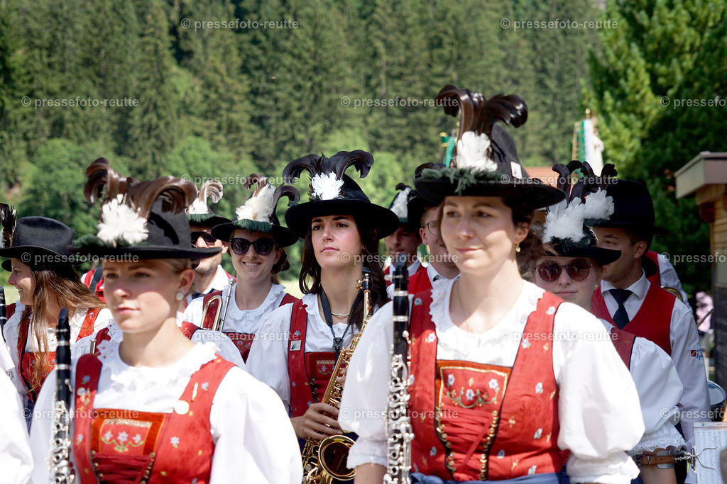 d-news-2023-Juli23-Regimentsschuetzenfest3-Steeg-UMZUG_Feld-DSC07254 | Info aus dem Bezirk Reutte/Ausserfern Tirol sowie eine umfangreiche Bilddatenbank über die gesamte Region: Lechtal, Talkessel Reutte, Tannheimertal, Zwischentoren. Lech, Plansee, Zugspitze, Grenztunnel, B179, Fernpassstraße, Verkehr, Lawinen, Tradition, - Realisiert mit Pictrs.com