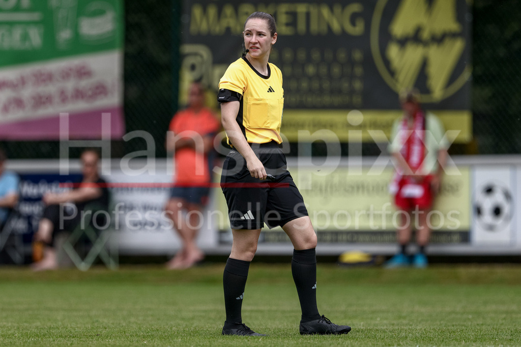 Fussball, Aufstiegsspiel Regionalliga Nord Frauen, SpVg Aurich - SSC Hagen Ahrensburg | Schiedsrichterin Antonia Tucholski