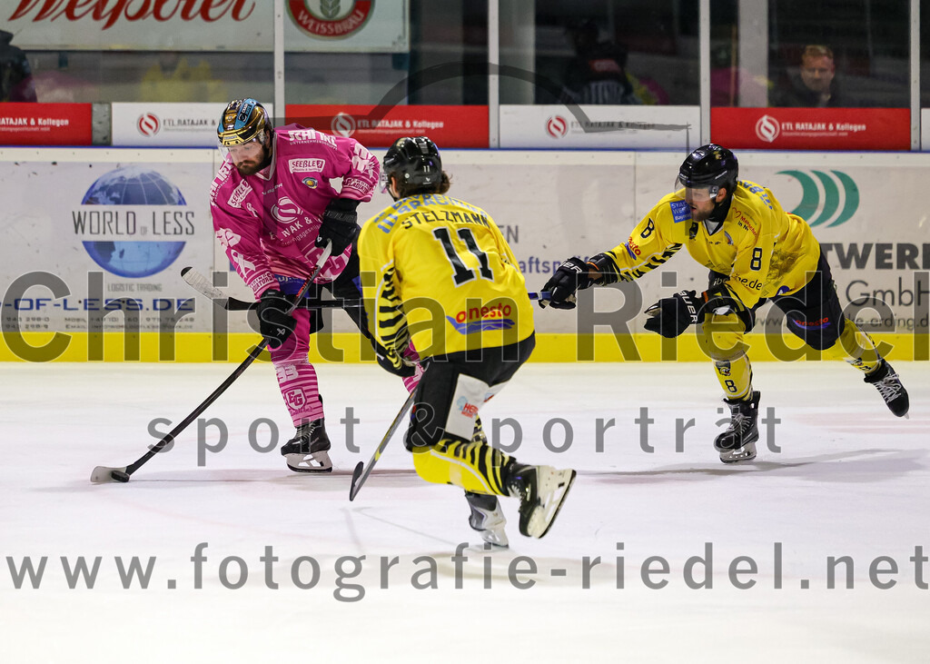 2025-10-10_170_TSV_Erding_gegen_onesto_Tigers_Bayreuth | Erding, Deutschland, 10.10.2025:Eishockey, Oberliga Süd 2025 / 2026, 7. Spieltag, TSV Erding gegen onesto Tigers Bayreuth, Endergebnis: 2:5Marc Schmidpeter (Erding Gladiators, #33), Lars Stelzmann (onesto Tigers Bayreuth, #11), Jan Pietsch (onesto Tigers Bayreuth, #8)Foto: Christian Riedel / fotografie-riedel.net