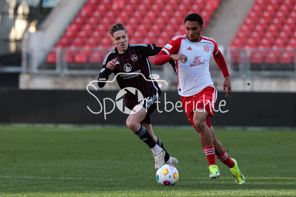 1. FC Nürnberg II - FC Bayern Amateure | im Duell Ben FISCHER (FCN #18) und Vincent MANUBA (FCB #20) / Zweikampf