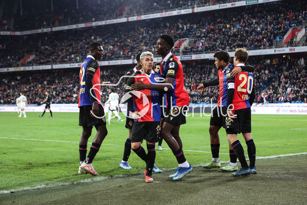 FC Basel - FC Bayern München | Jubel der Hausherren nach dem Treffer zum 1-0 durch Juan GAUTO (Basel #33) / Freude / Tor / Torschuetze