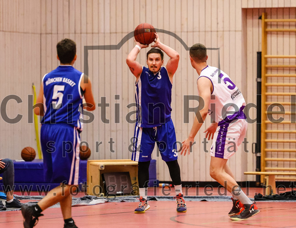 2022-05-29_064_SpVgg_Altenerding_gegen_Muenchen_Basket_2 | Erding, Deutschland, 29.05.2022:
Basketball, Bezirksliga 2021 / 2022, Herren Turnier der 2. der Aufstiegsrunden, SpVgg Altenerding gegen München Basket 2, Endergebnis: 

P. Darriba (München Basket, #5), Paul Keil (München Basket, #3), +a5+

Foto: Christian Riedel / fotografie-riedel.net