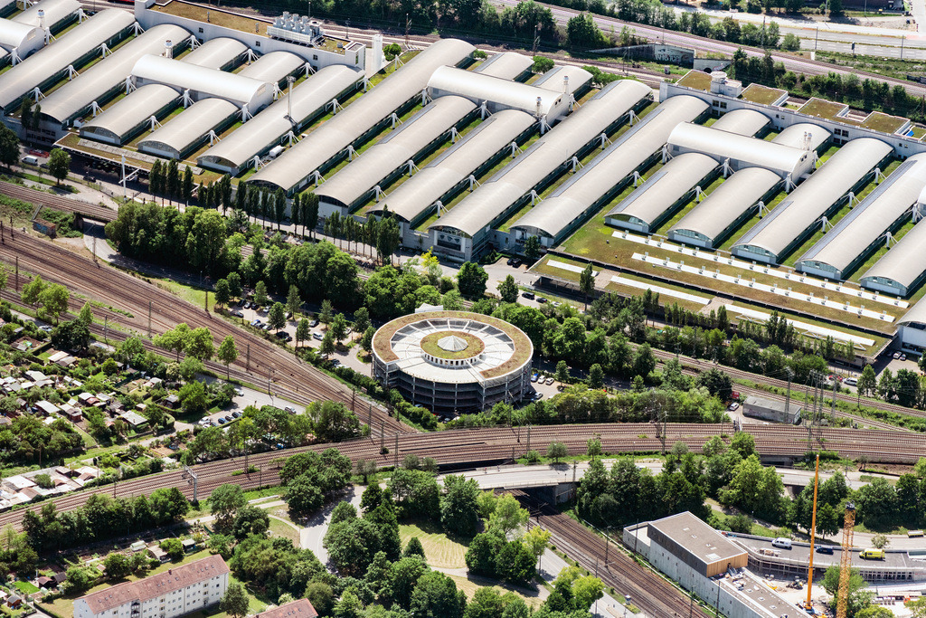 dr__0053144.jpg | STUTTGART 27.05.2020 Parkdeck auf dem Gebäude des Parkhauses Daimler Parkhaus und Mercedes Benz Motorenwerk Bad Cannstatt in Stuttgart im Bundesland Baden-Württemberg, Deutschland. // Parking deck on the building of the car park Daimler Parkhaus and Mercedes Benz Motorenwerk Bad Cannstatt in Stuttgart in the state Baden-Wuerttemberg, Germany. Foto: Daniel Reiter