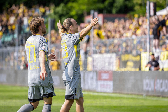 German 3rd Division, Viktoria Koeln vs. Alemannia Aachen, 10.05.2026 | KOELN, GERMANY - MAY 10, 2026: Lars Gindorf (Alemannia Aachen, 23) celebrates scoring his team's second goal with teammates during the 3rd division match on gameday 37 between Viktoria Koeln vs. Alemannia Aachen at the Sportpark Hoehenberg on May 10, 2026 in Koeln, Germany. DFL REGULATIONS PROHIBIT ANY USE OF PHOTOGRAPHS AS IMAGE SEQUENCES AND/OR QUASI-VIDEO.