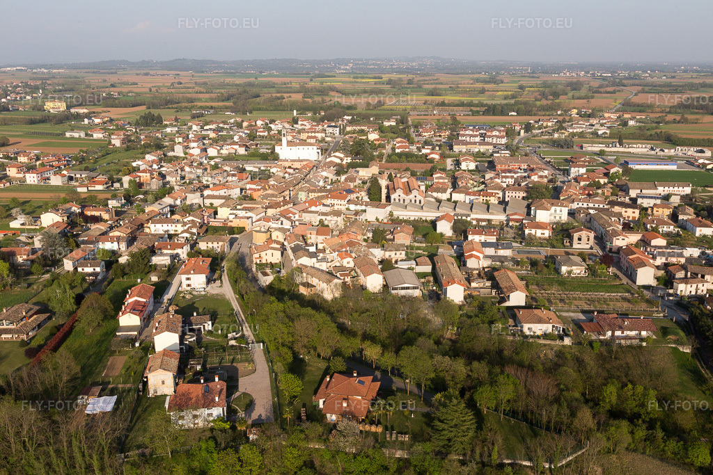 Vue aérienne: Vue de la ville à Carpacco dans le département Frioul-Vénétie Julienne, Italie. Photo: IMG_098908.jpg prise le 08/04/2017 par Werner Riehm/FLY-FOTO.eu – Résolution de l'original: 5472 x 3648 px