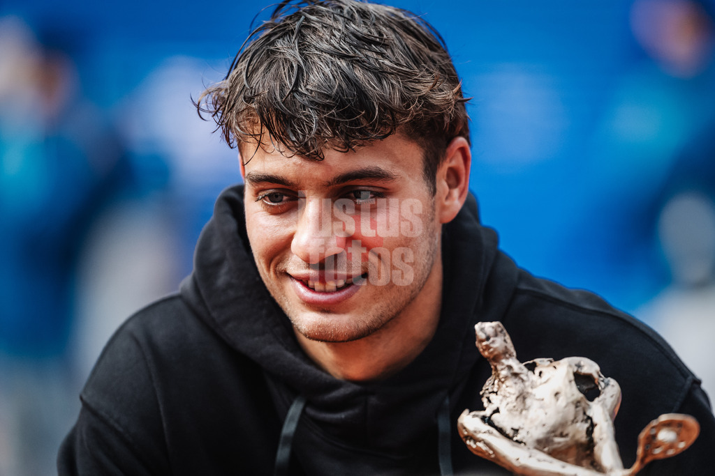 Tennis | Männer | bitpanda Hamburg Open Finale | ATP 500 | Andrei Andrejewitsch Rubljow (RUS) vs. Flavio Cobolli (ITA) | 24.05.2025 | Flavio Cobolli mit der Trophäe