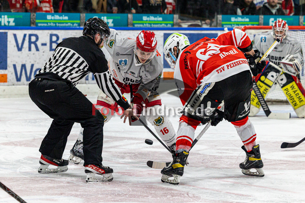 Halbfinale Spiel 1 TSV Peißenberg Miners vs TEV Miesbach | Eishockey Bayernliga Playoffs 2023/2024, Halbfinale Spiel 1 TSV Peißenberg Miners vs TEV Miesbach, 20240308,
Bully Asselin Patrick (TEV 16) und 61 Martin ANDRÄ (Miners 61),
2024-03-08 in Peißenberg (Eisstadion)
Asselin Patrick (TEV 16), 61 Martin ANDRÄ (Miners 61)
Copyright: WolfgangxLindner foto-lindner.de