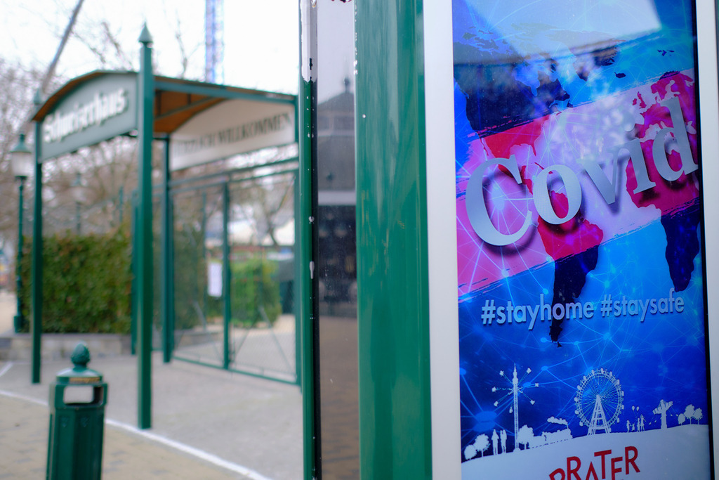 COVID-19 Hinweis vor Schweizerhaus | Wien, Austria - March 25, 2020: Massnahmen zur Einschränkung von COVID-19, Detailaufnahmen im Menschenleeren Pratergelände - COVID-19 Hinweis vor Schweizerhaus. - Realisiert mit Pictrs.com