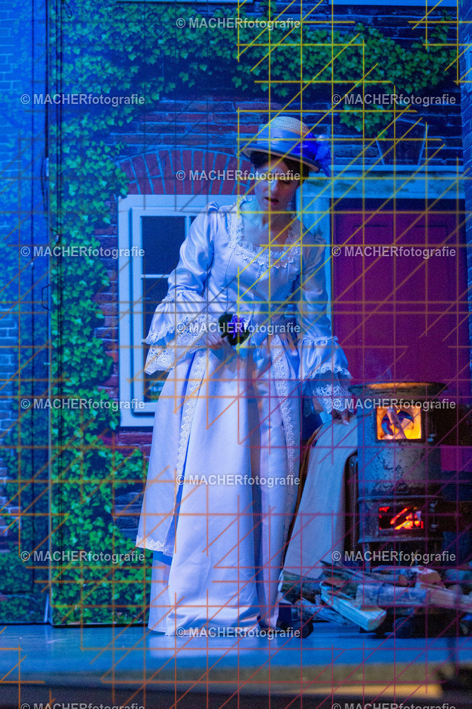 358_MFL-2025 | Portraitbilder von Regisseur; Darsteller; Techniker; Maske; Kostüme; Chor; Musiker; Bilderserie der Generalprobe und der Premierenvorstellung, Szenenbilder; Ausdrucksstudien; Bühnenüberblick; Bühnenkulissen; Pressefotos inkl. Redaktionsfoto Darstellergruppe.