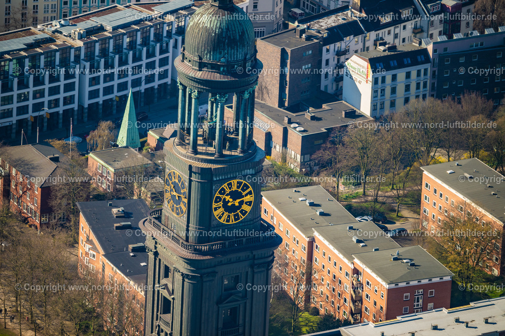 Hamburg_Michel_Wahrzeichen_St. Michaelis_Kirche_ELS_1792060423 | HAMBURG 06.04.2023 Turm der Hauptkirche Sankt Michaelis genannt " Michel " im Ortsteil Altstadt in Hamburg. Die evangelische Kirche St. Michaelis an der Straße Englische Planke in der Hansestadt wurde im Stil des Barock erbaut. Weiterführende Informationen bei: Hauptkirche St. Michaelis. // View of the church St. Michaelis in the district Altstadt in Hamburg. Further information at: Hauptkirche St. Michaelis. Foto: Martin Elsen