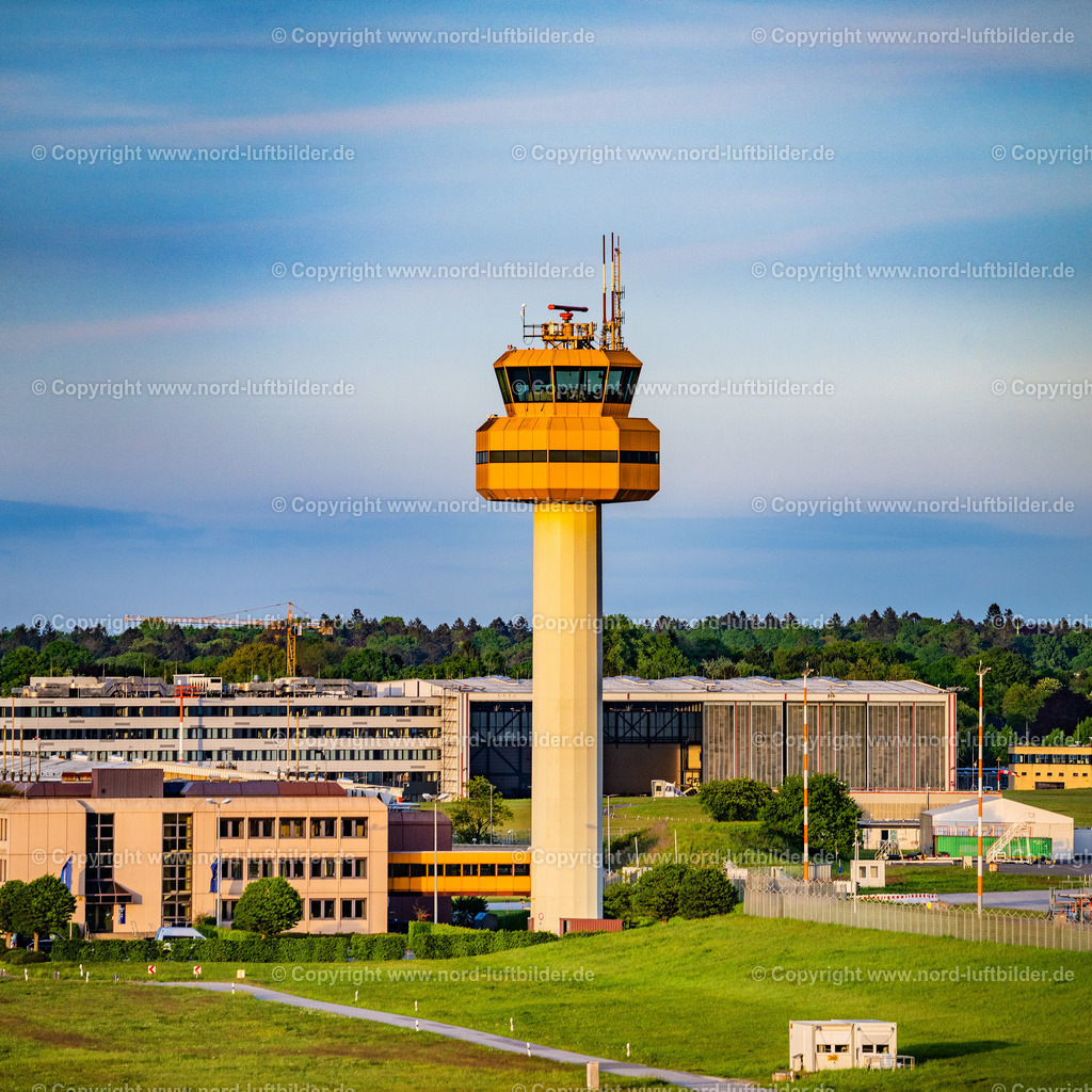 Hamburg_Fuhlsbüttel_Flughafen_Turm_ELS_4126060525 | HAMBURG 06.05.2025 Tower der Flugsicherung am Flughafen im Ortsteil Fuhlsbüttel in Hamburg, Deutschland. Weiterführende Informationen bei: Lufthansa Technik AG. // Air traffic control tower at the airport in the district Fuhlsbuettel in Hamburg, Germany. Further information at: Lufthansa Technik AG. Foto: Martin Elsen