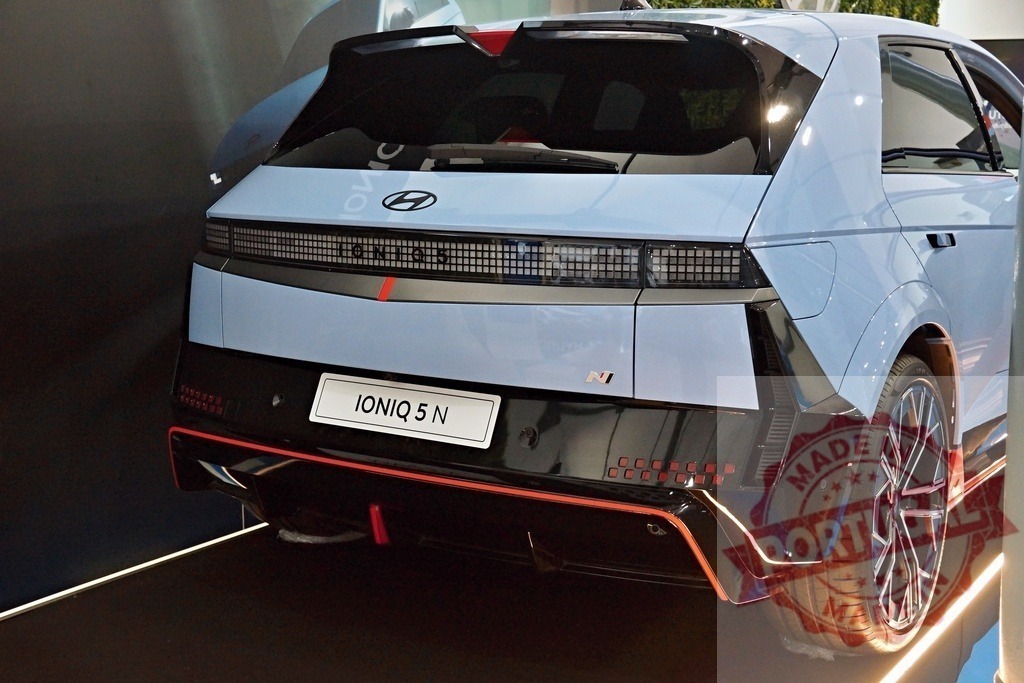 Hyundai Ioniq 5 N electric performing sports car | Hyundai Ioniq 5 N electric vehicle showcasing sleek design and performance features - Realisiert mit Pictrs.com