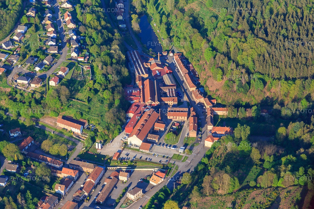 Aerial view: Crystal Manufactory Saint-Louis-lès-Bitche and La Grande Place – Crystal Museum in Saint-Louis-lès-Bitche in the state Moselle, France. – Photo: IMG_145775.jpg taken on 04/30/2025 by Werner Riehm/FLY-FOTO.com – Resolution of the original: 5472 x 3648 px – Cristallerie Saint-Louis
