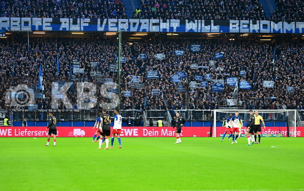 KBS Picture_HSV-Stuttgart_034 | HSV Fans Nordtribuene und Spruecheschilder ,Sportplatz :  Volksparkstadion, - Realisiert mit Pictrs.com