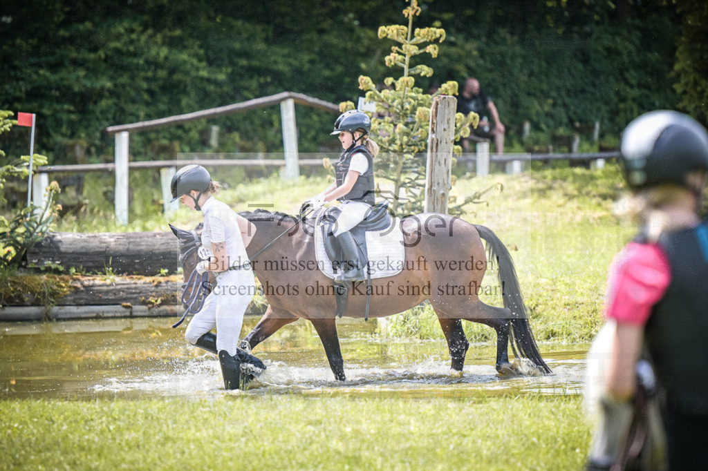 DOS_5701 | Entdecke hochwertige Reitturnierfotos von Foto Oger. Professionell, emotional und authentisch – jetzt Lieblingsmomente im Shop bestellen.Deutschlandweite Turnierfotografie. - Realisiert mit Pictrs.com