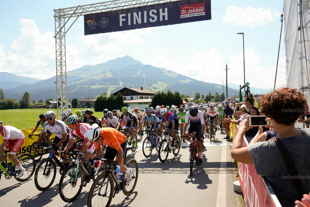 391_20230817_Bewerb_Maenner_Muehlanger | AUT - OESTERREICH, 2023-08-16: SPORT RENNRAD-FAHREN - 55. INTERNATIONALER RADWELTPOKAL IN ST. JOHANN IN TIROL  - Vintage-Radrennen mit WM-Bronze-Medaillen-Siegerin Christina Schweinberger, den Teilnehmer und Alexander Baumann (vom Orginastions-Team) - TAG 2 BEWERB MAENNER IN SECHS GRUPPEN  ; Foto: Roland Muehlanger