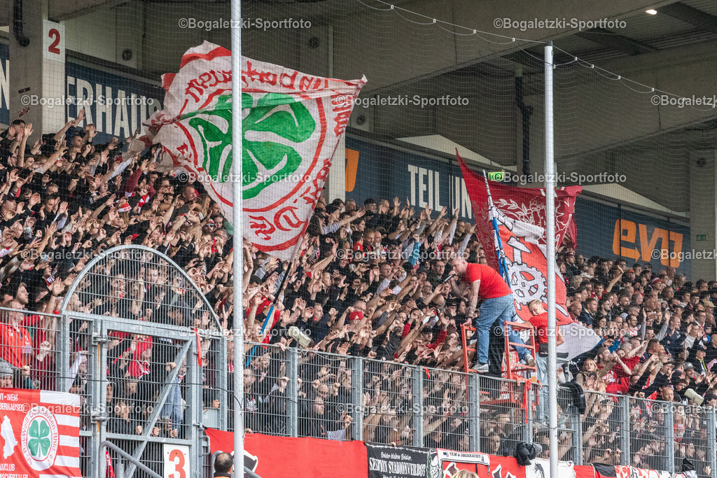 RWO Fans | 11.10.2025, Fußball, Niederrheinpokal, Rot-Weiß Oberhausen - Rot-Weiss Essen: RWO Fans feuern ihr Team an - Realisiert mit Pictrs.com