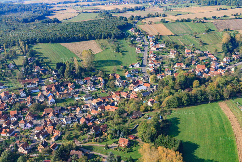 Luftbild: Ortsansicht von Nordosten in Lobsann im Bundesland Bas-Rhin in Frankreich. – Foto: IMG_45856.jpg vom 16.10.2011 durch Werner Riehm/FLY-FOTO.de – Auflösung des Originals: 4752 x 3168 px