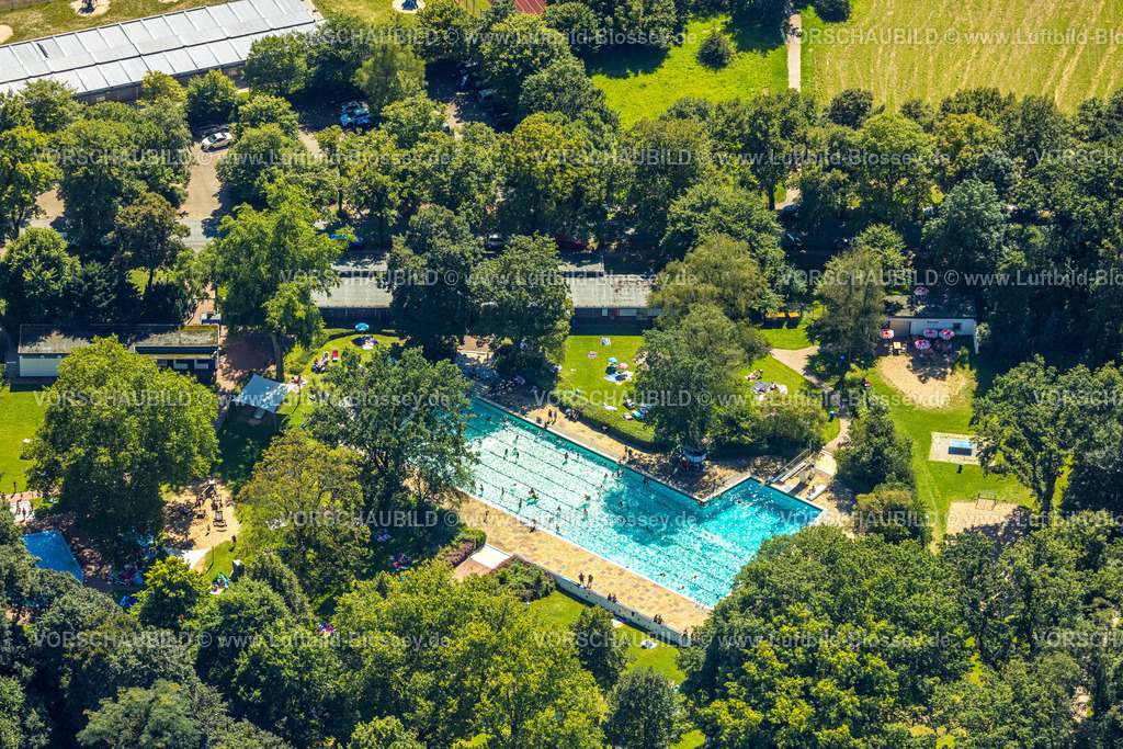 Voerde240802626 | Luftbild, städt. Freibad Voerde ((Hermann-Breymann-Bad), Park an der Allee, Badegäste im Schwimmbecken und auf der Liegewiese, Voerde, Ruhrgebiet, Niederrhein, Nordrhein-Westfalen, Deutschland