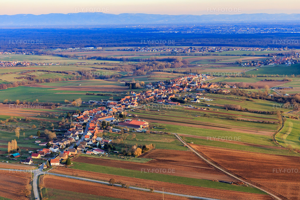 Luftbild: Ortsansicht aus Norden in Forstheim im Bundesland Bas-Rhin in Frankreich. – Foto: IMG_104978.jpg vom 21.03.2018 durch Werner Riehm/FLY-FOTO.de – Auflösung des Originals: 5472 x 3648 px