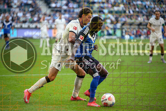 Borussia Mönchengladbach vs Hamburger SV - Bundesliga  | Mönchengladbach, Deutschland, 24.08.25:   Joseph Michael Scally (Borussia Mönchengladbach) und Jean-Luc Dompe (Hamburger SV) im Kampf um den Ball waehrend des Spiels der Bundesliga zwischen Borussia Mönchengladbach vs Hamburger SV im Stadion im Borussia Park(Foto von Brauer-Fotoagentur / Adrian Schlueter)