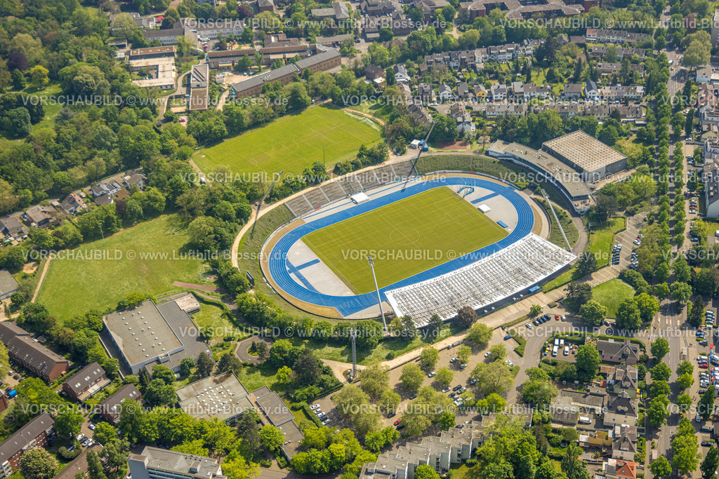 Bonn240501616SportparkNord | Luftbild, Sportpark Nord, Stadion Bonner SC mit blauer Laufbahn Kunststoffbahn Tartanbahn und grünem Fußballplatz, Zuschauertribüne, Schwimmbad des SSC Bonn 1905 e.V., oben die LVR Klinik Bonn psychiatrische Klinik, einige Gebäude unter Denkmalschutz, Nordstadt, Bonn, Nordrhein-Westfalen, Deutschland