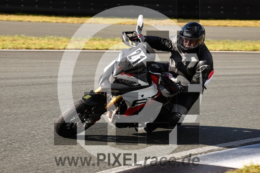 0021-20250915_02063 | Schöne Erinnerungen an spannende Momente - das festzuhalten ist unser Job. PIXELrace.de ist seit 2003 auf den Rennstrecken Europas unterwegs um die Action draußen beim Fahren und die wunderbare Stimmung imm Fahrerlager für euch einzufangen.
