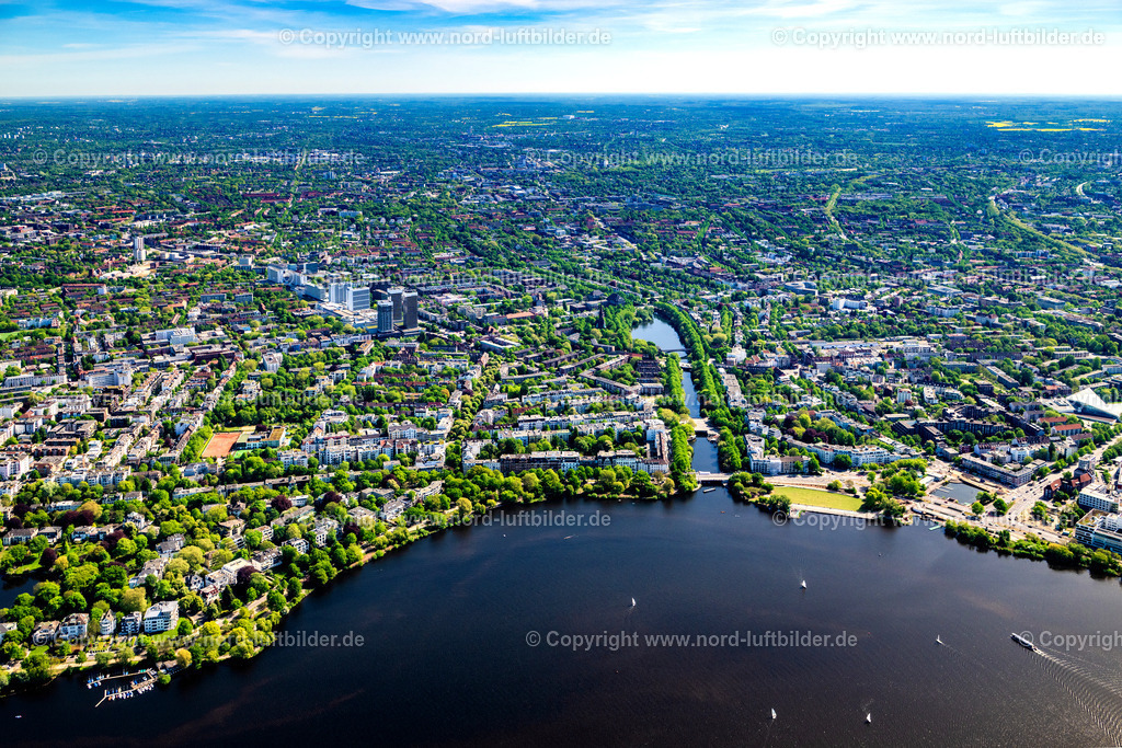 Hamburg_Uhlenhorst_ELS_3204010525 | HAMBURG 01.05.2025 Stadtteilansicht von Uhlenhorst am Ostufer der Außenalster in der Hansestadt Hamburg. Weiterführende Informationen bei: hamburg.de GmbH & Co. KG. // View of the Uhlenhorst part on the Eastern riverbank of the Aussenalster in the Hanseatic city of Hamburg in Germany. Further information at: hamburg.de GmbH & Co. KG. Foto: Martin Elsen