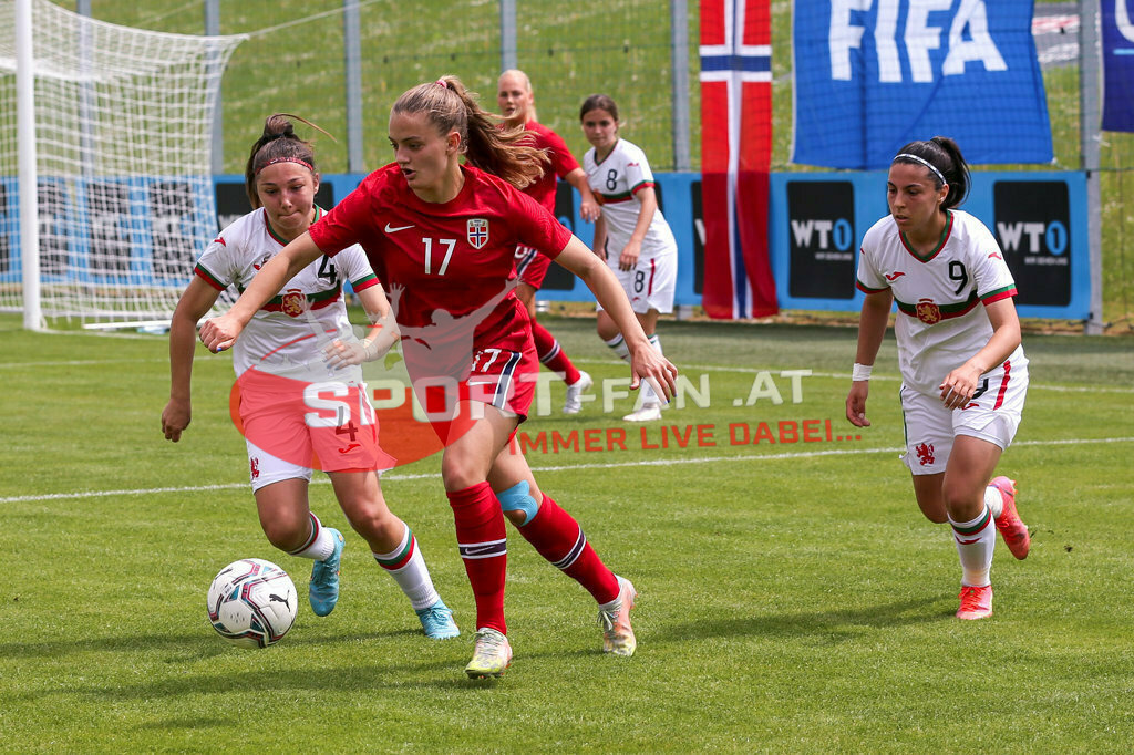 Norwegen U19  Bulgarien U19 | Vanessa Ivanova (BUL #4) Aleksandra Sergeeva (BUL #17) Nadezhda Ivanova (BUL #9) ; Norwegen U19  Bulgarien U19 am 13.05.2022 in Wels
(Huber Arena), AUSTRIA, (Photo by Ernst Krawagner sport-fan.at) - Realisiert mit Pictrs.com