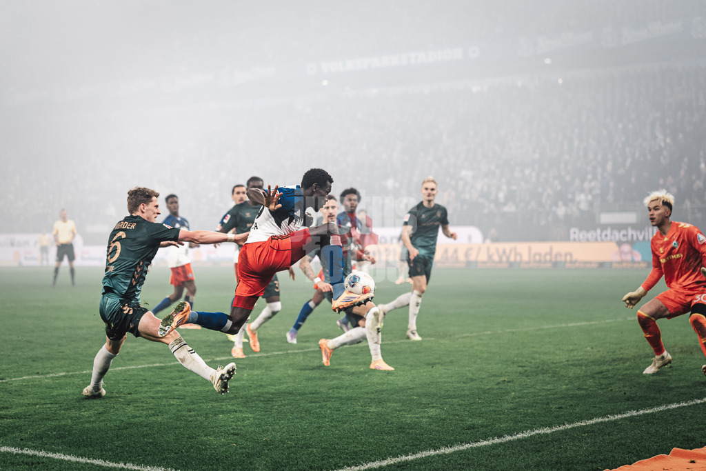 Fußball | Männer | Saison 2025/2026 | 1. Fußball-Bundesliga | 13. Spieltag | Hamburger SV vs. SV Werder Bremen | 07.12.2025 | Torschuss von Bakery Jatta (#18, HSV)