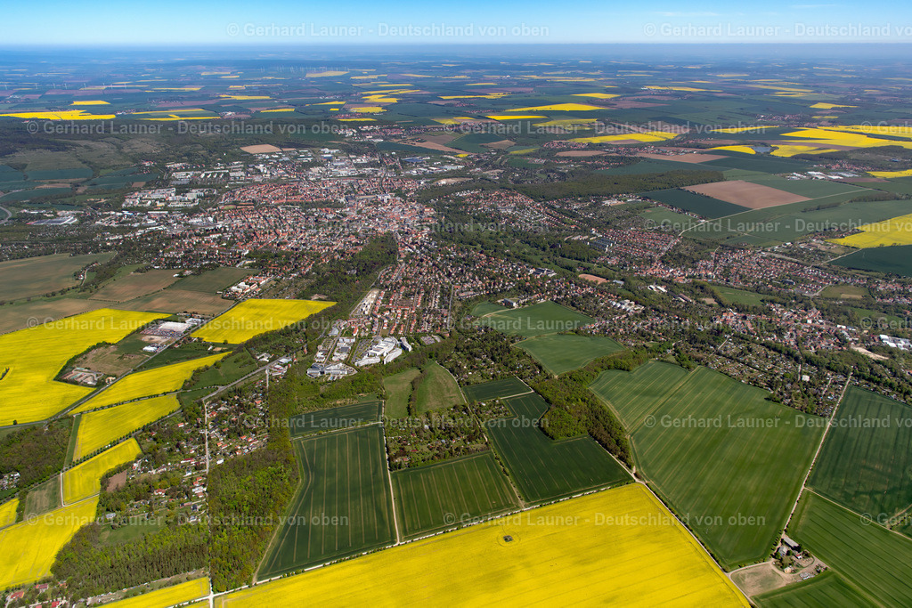 4026897 | WEIMAR 07.05.2020 Stadtgebiet mit Außenbezirken und Innenstadtbereich in Weimar im Bundesland Thüringen, Deutschland. // City area with outside districts and inner city area in Weimar in the state Thuringia, Germany. Foto: Gerhard Launer